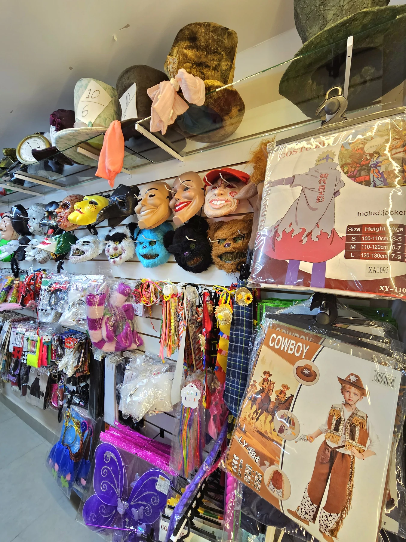 Máscaras, chapéus e acessórios disponíveis na loja