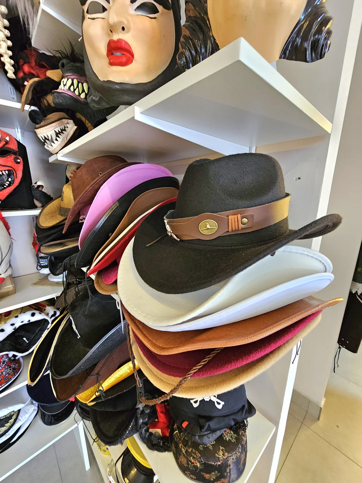 Máscaras coloridas e acessórios temáticos